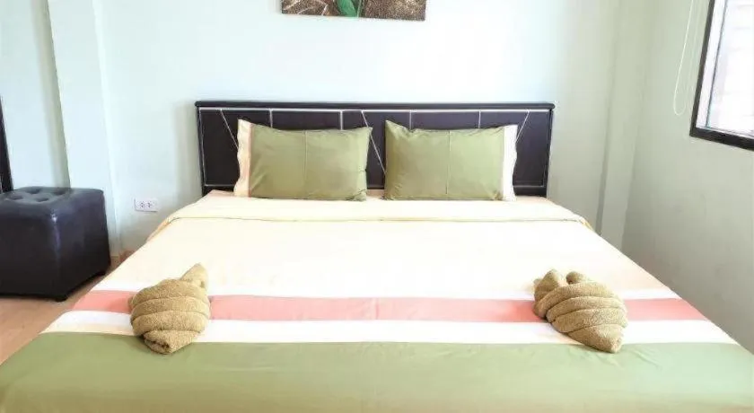 Bed in Sea beach Koh Larn 2 Hotel