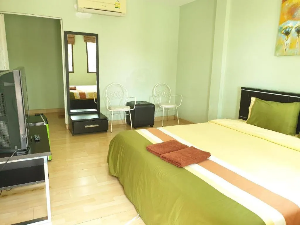 Bed in Sea beach Koh Larn 2 Hotel