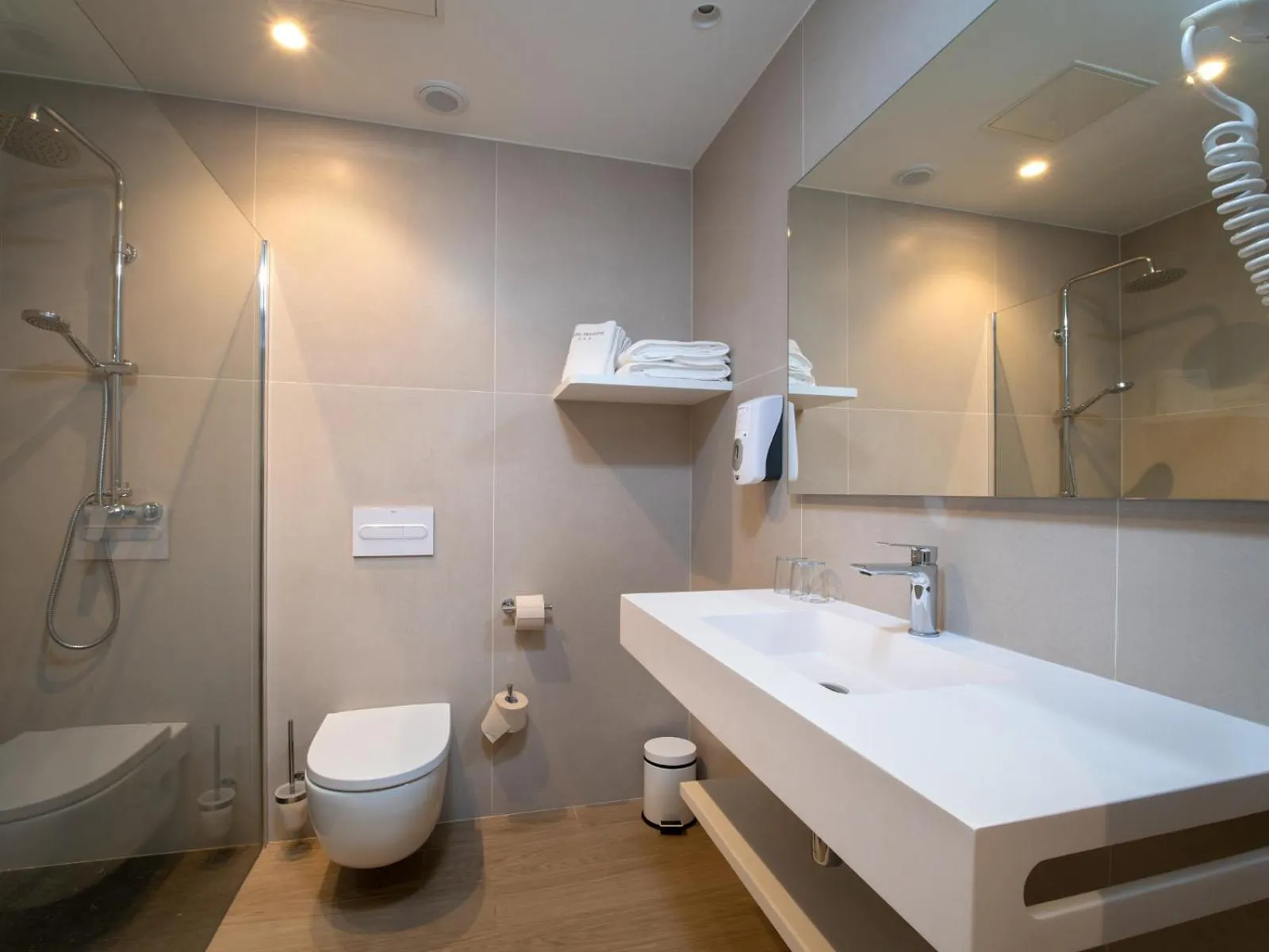 Shower in Hotel Trinkete