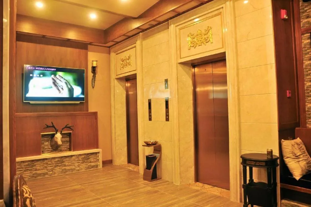 LINCOLN CARNIVAL HOTEL