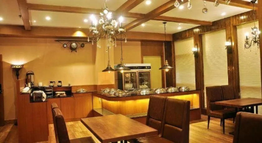 LINCOLN CARNIVAL HOTEL