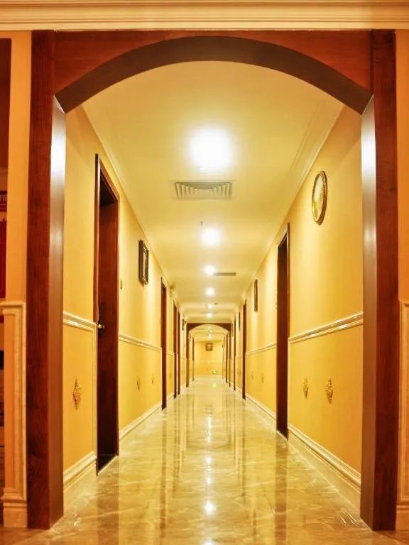 LINCOLN CARNIVAL HOTEL