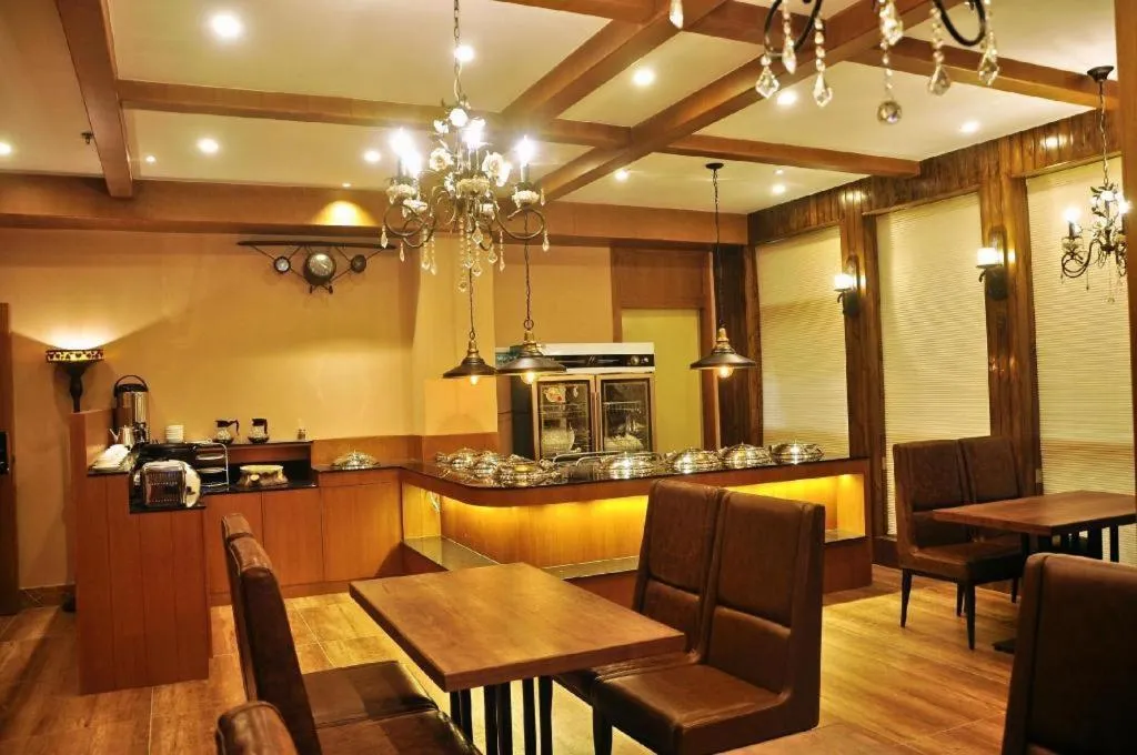 LINCOLN CARNIVAL HOTEL