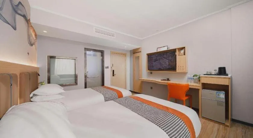 Bed in JIAN AI XI YUE HOTEL