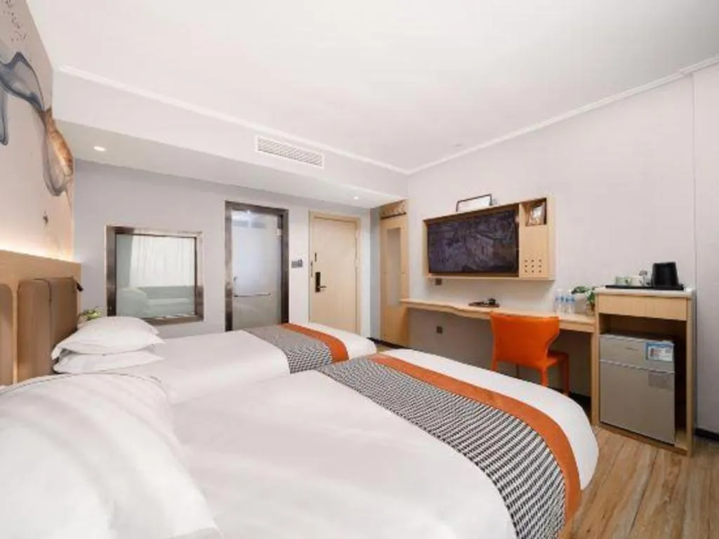 Bed in JIAN AI XI YUE HOTEL