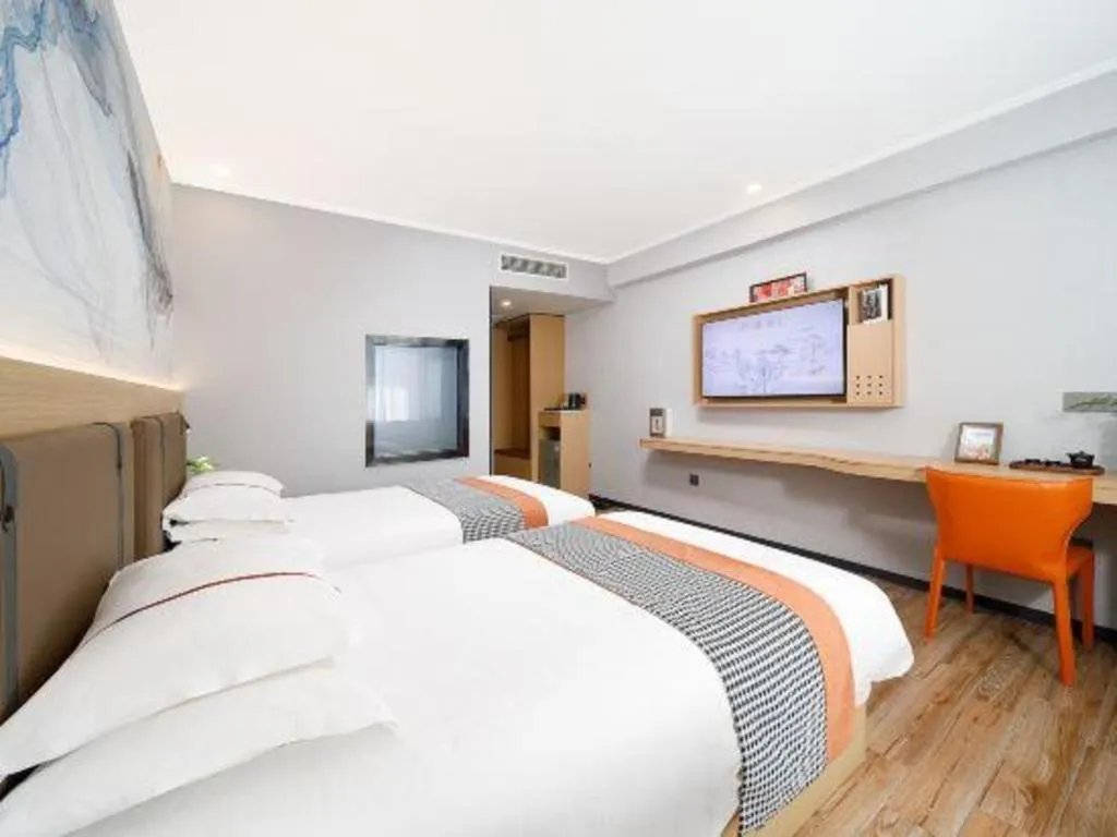 Bed in JIAN AI XI YUE HOTEL