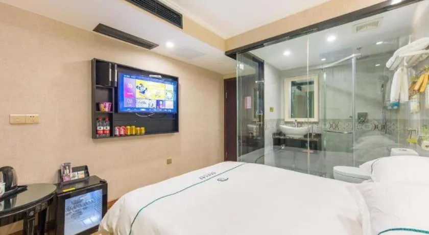 Bed in JIAN AI XI YUE HOTEL