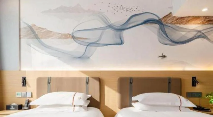 Bed in JIAN AI XI YUE HOTEL