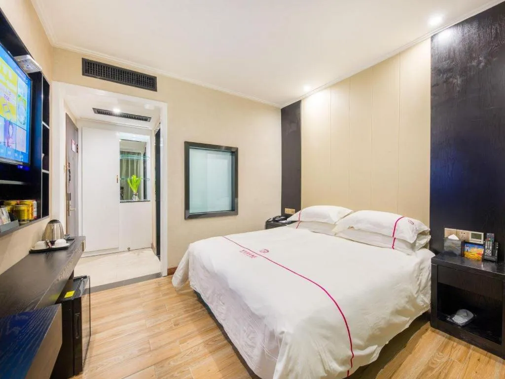 Bed in JIAN AI XI YUE HOTEL