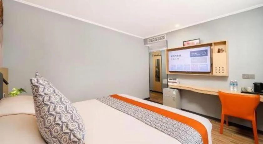 Bed in JIAN AI XI YUE HOTEL