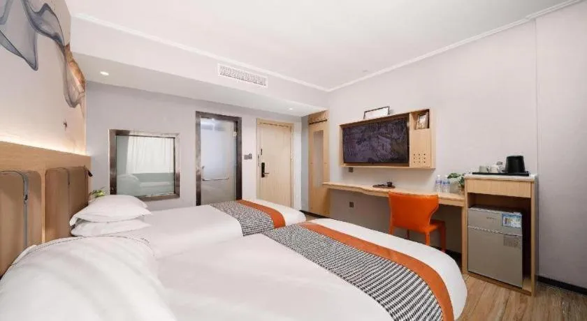 Bed in JIAN AI XI YUE HOTEL