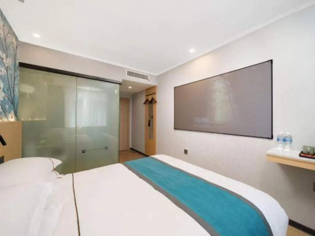 Bed in JIAN AI XI YUE HOTEL