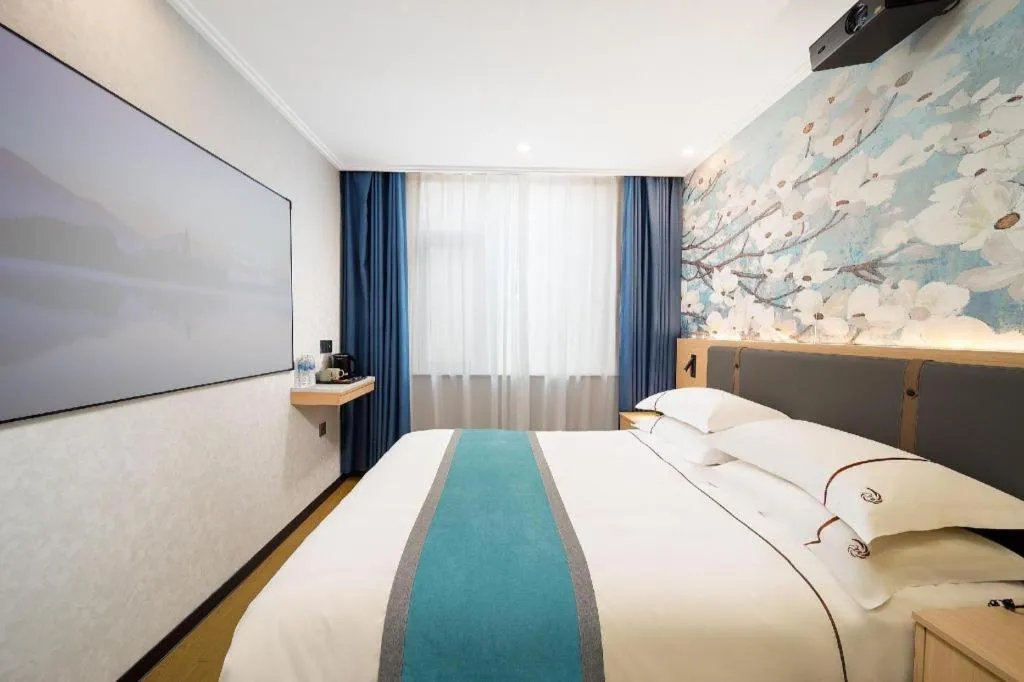 Bed in JIAN AI XI YUE HOTEL