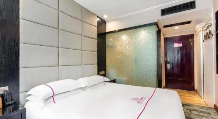 Bed in JIAN AI XI YUE HOTEL