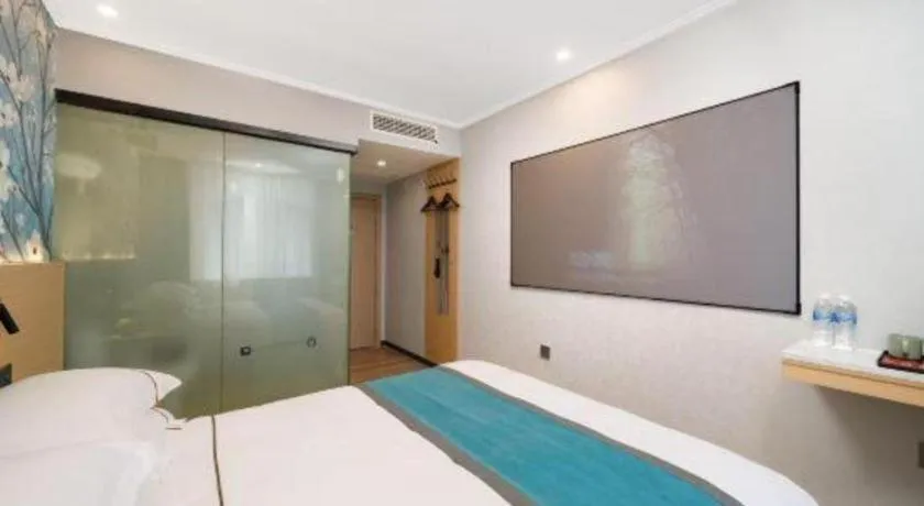 Bed in JIAN AI XI YUE HOTEL