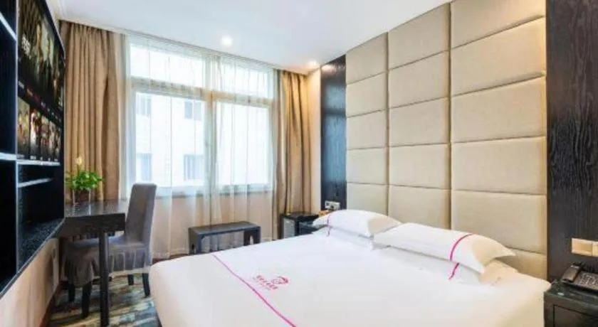 Bed in JIAN AI XI YUE HOTEL