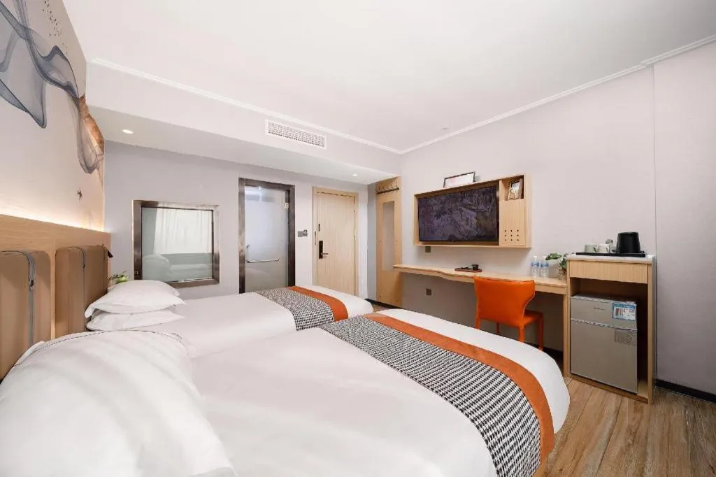 Bed in JIAN AI XI YUE HOTEL