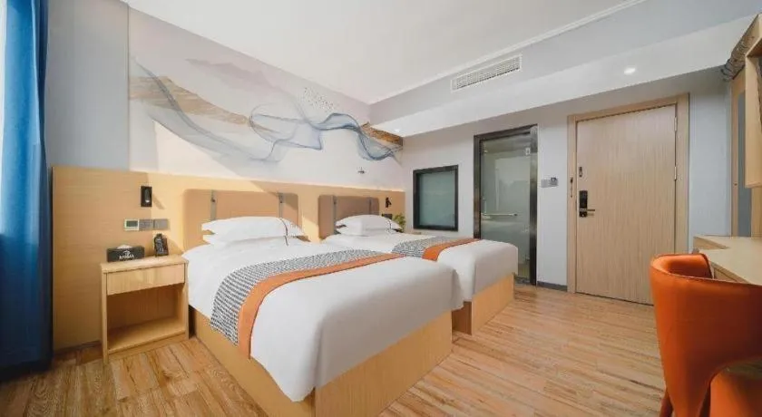 Bed in JIAN AI XI YUE HOTEL