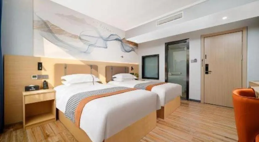 Bed in JIAN AI XI YUE HOTEL