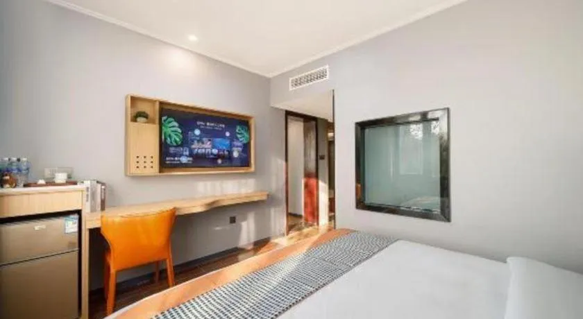 Bed in JIAN AI XI YUE HOTEL