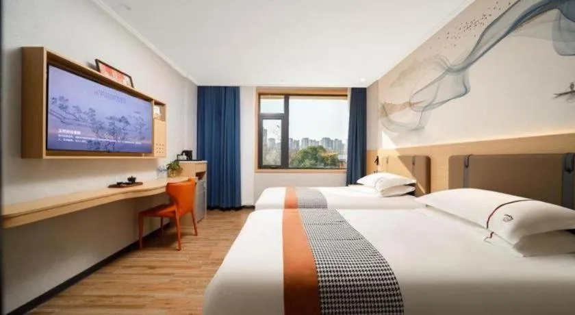 Bed in JIAN AI XI YUE HOTEL