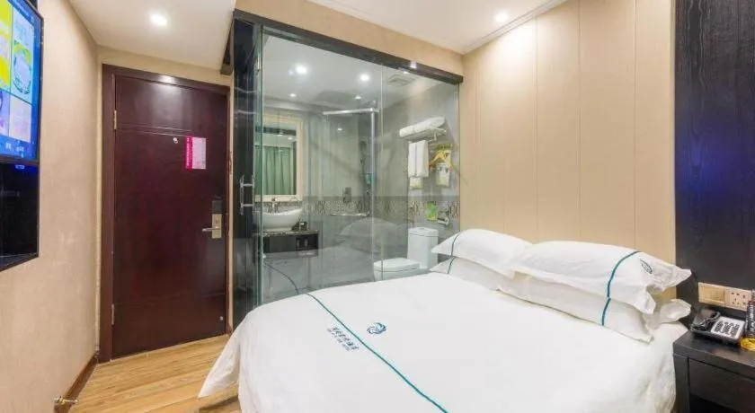 Bed in JIAN AI XI YUE HOTEL