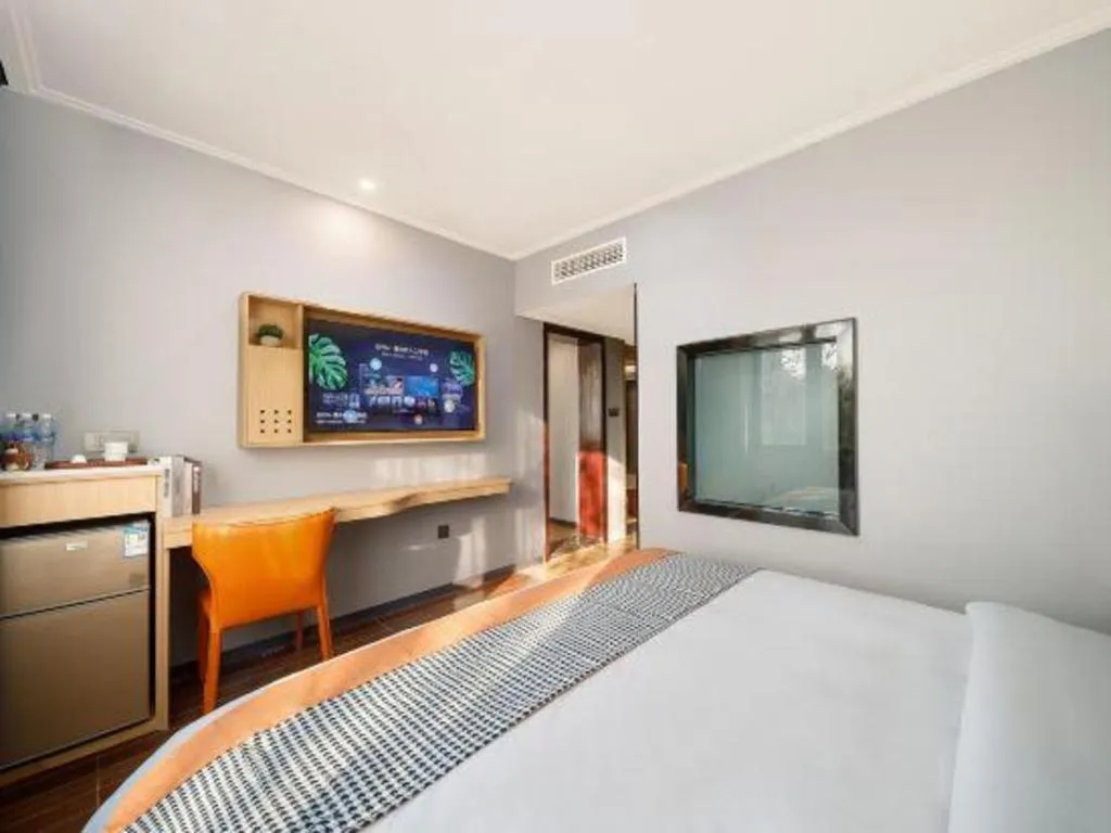 Bed in JIAN AI XI YUE HOTEL