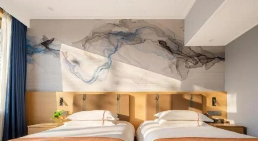 Bed in JIAN AI XI YUE HOTEL