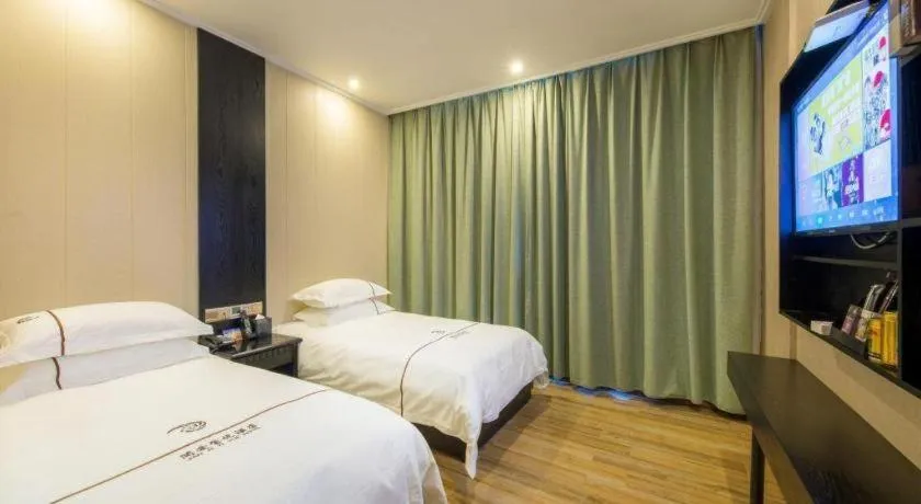 Bed in JIAN AI XI YUE HOTEL