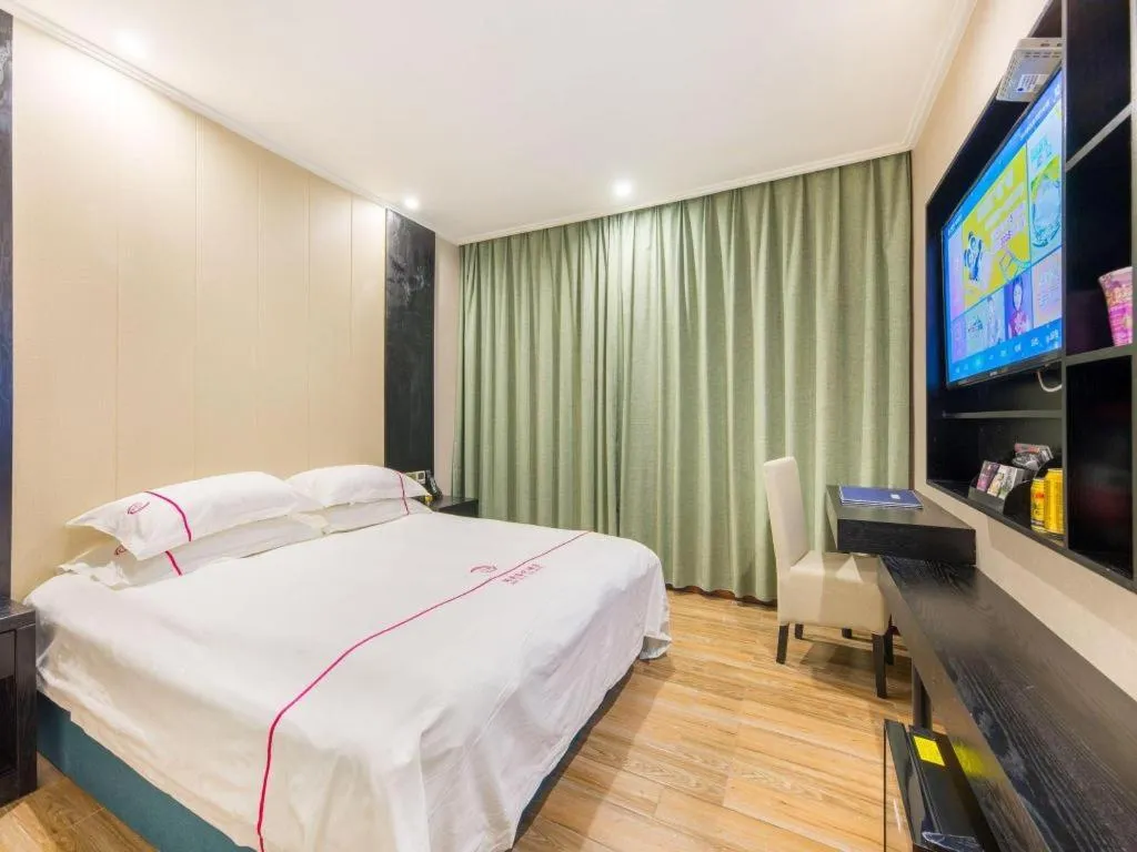 Bed in JIAN AI XI YUE HOTEL