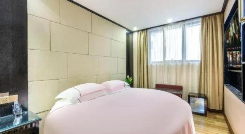 Bed in JIAN AI XI YUE HOTEL