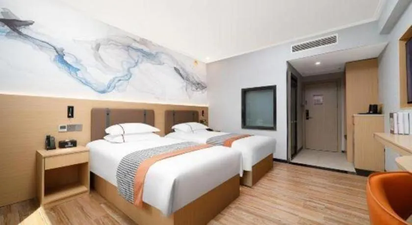 Bed in JIAN AI XI YUE HOTEL