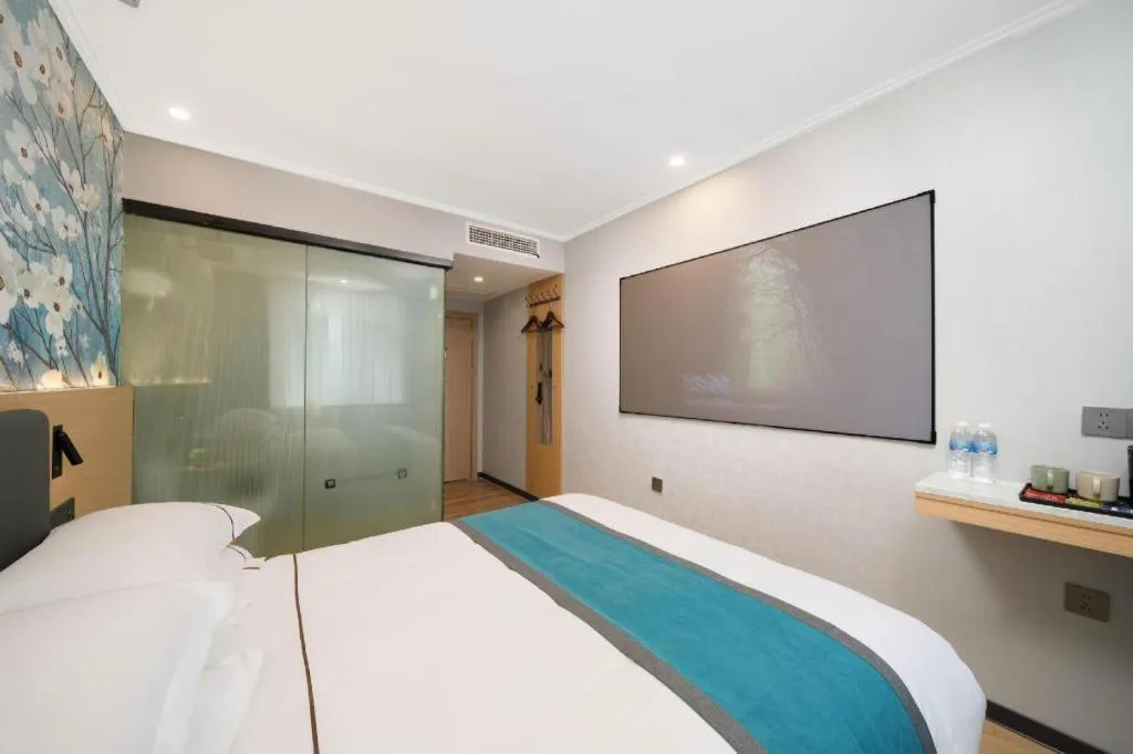 Bed in JIAN AI XI YUE HOTEL