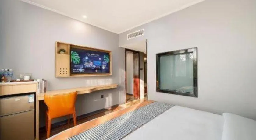 Bed in JIAN AI XI YUE HOTEL