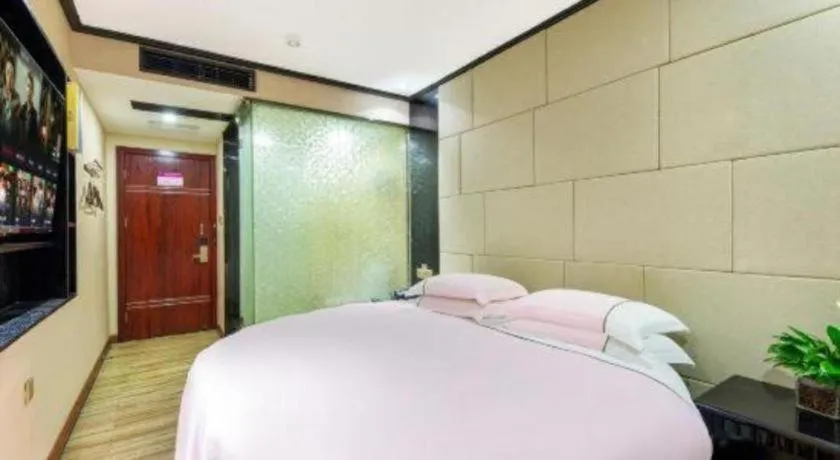 Bed in JIAN AI XI YUE HOTEL