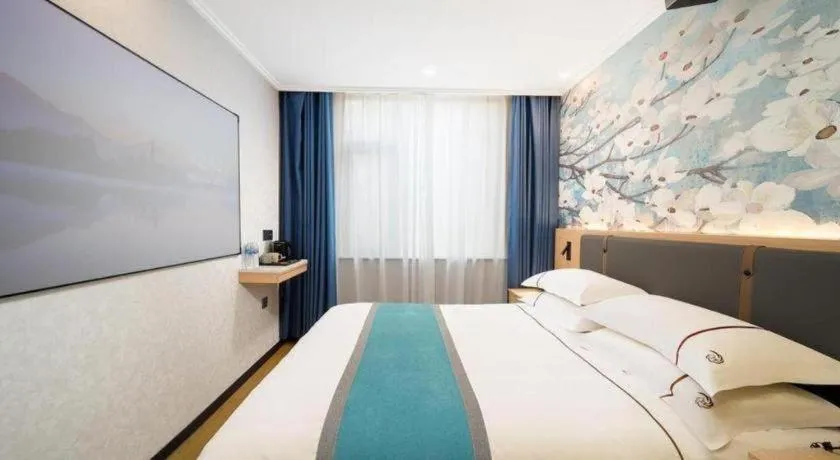 Bed in JIAN AI XI YUE HOTEL