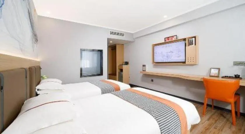 Bed in JIAN AI XI YUE HOTEL