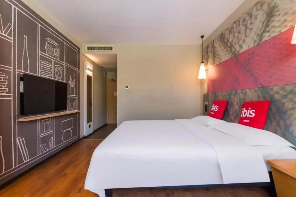 Bed in Ibis Xinzhou Qiyi RD
