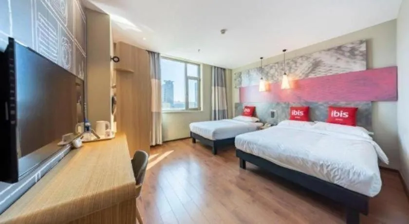 Bed in Ibis Xinzhou Qiyi RD