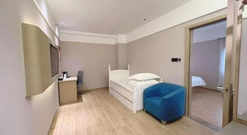 Bed in Metropolo Hotel Qingdao Wusi Square Xiaomaidao