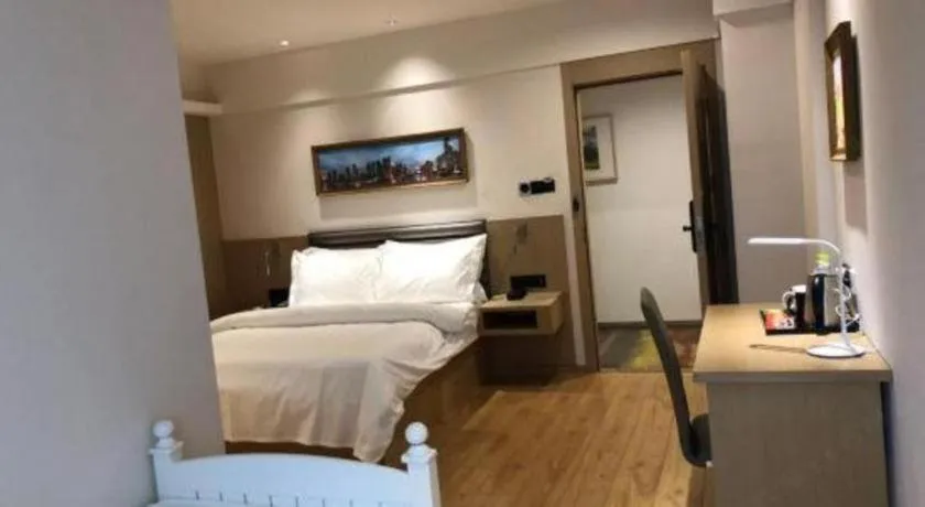 Bed in Metropolo Hotel Qingdao Wusi Square Xiaomaidao