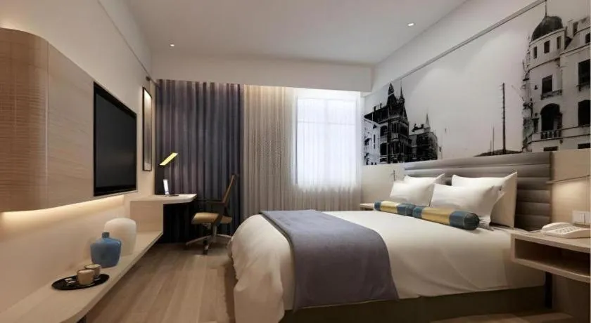 Bed in Metropolo Hotel Qingdao Wusi Square Xiaomaidao