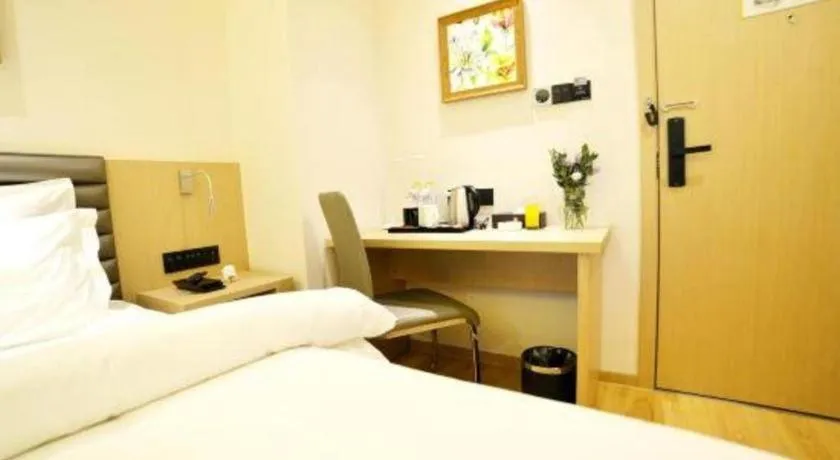 Bed in Metropolo Hotel Qingdao Wusi Square Xiaomaidao