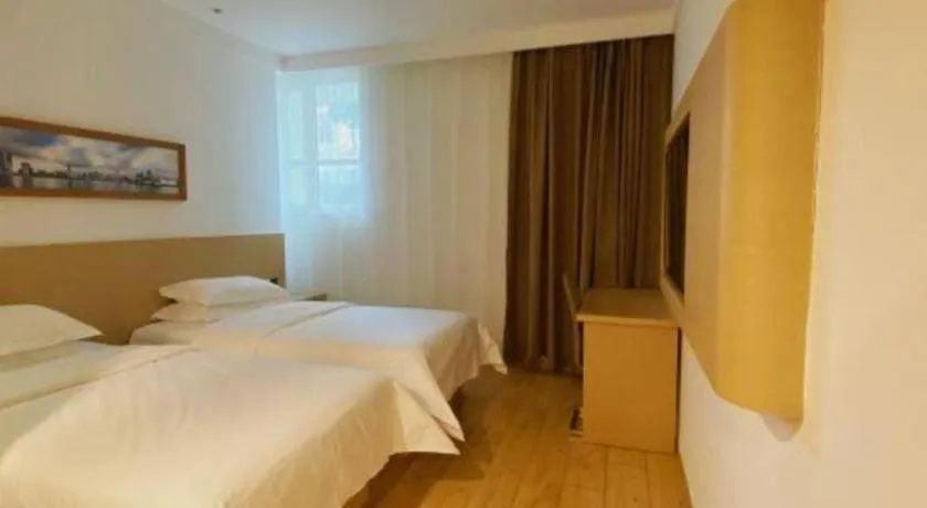 Bed in Metropolo Hotel Qingdao Wusi Square Xiaomaidao