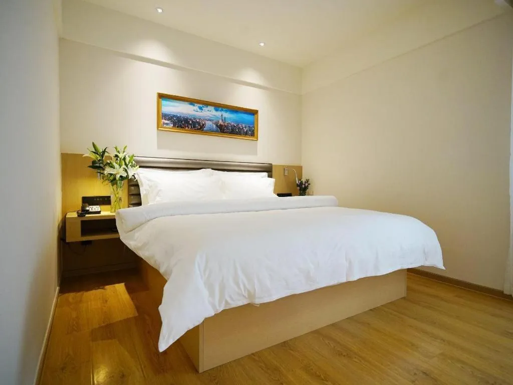 Bed in Metropolo Hotel Qingdao Wusi Square Xiaomaidao