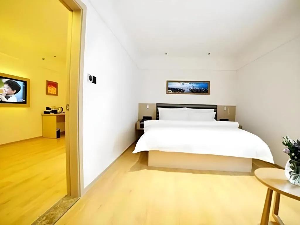 Bed in Metropolo Hotel Qingdao Wusi Square Xiaomaidao