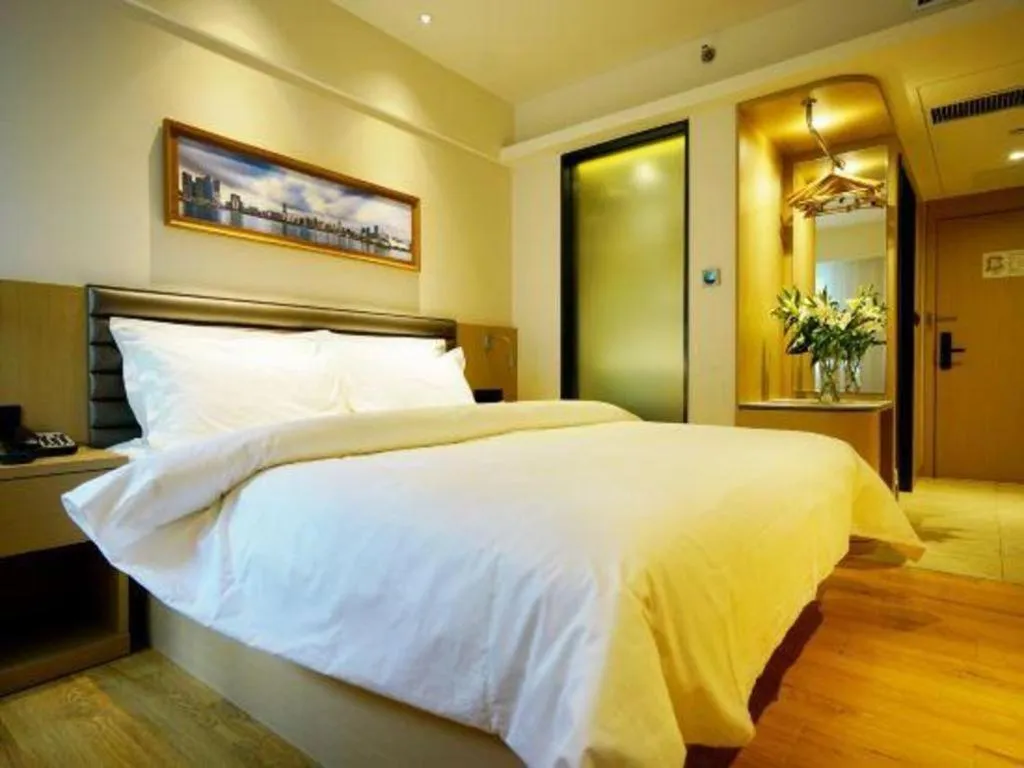 Bed in Metropolo Hotel Qingdao Wusi Square Xiaomaidao