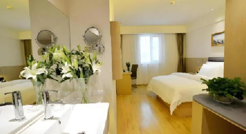 Bed in Metropolo Hotel Qingdao Wusi Square Xiaomaidao