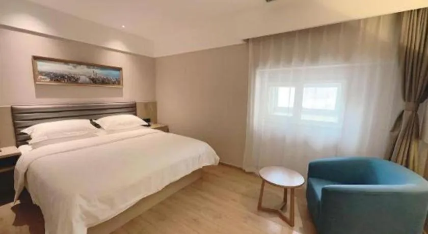 Bed in Metropolo Hotel Qingdao Wusi Square Xiaomaidao