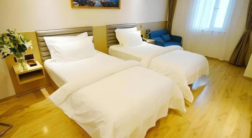 Bed in Metropolo Hotel Qingdao Wusi Square Xiaomaidao